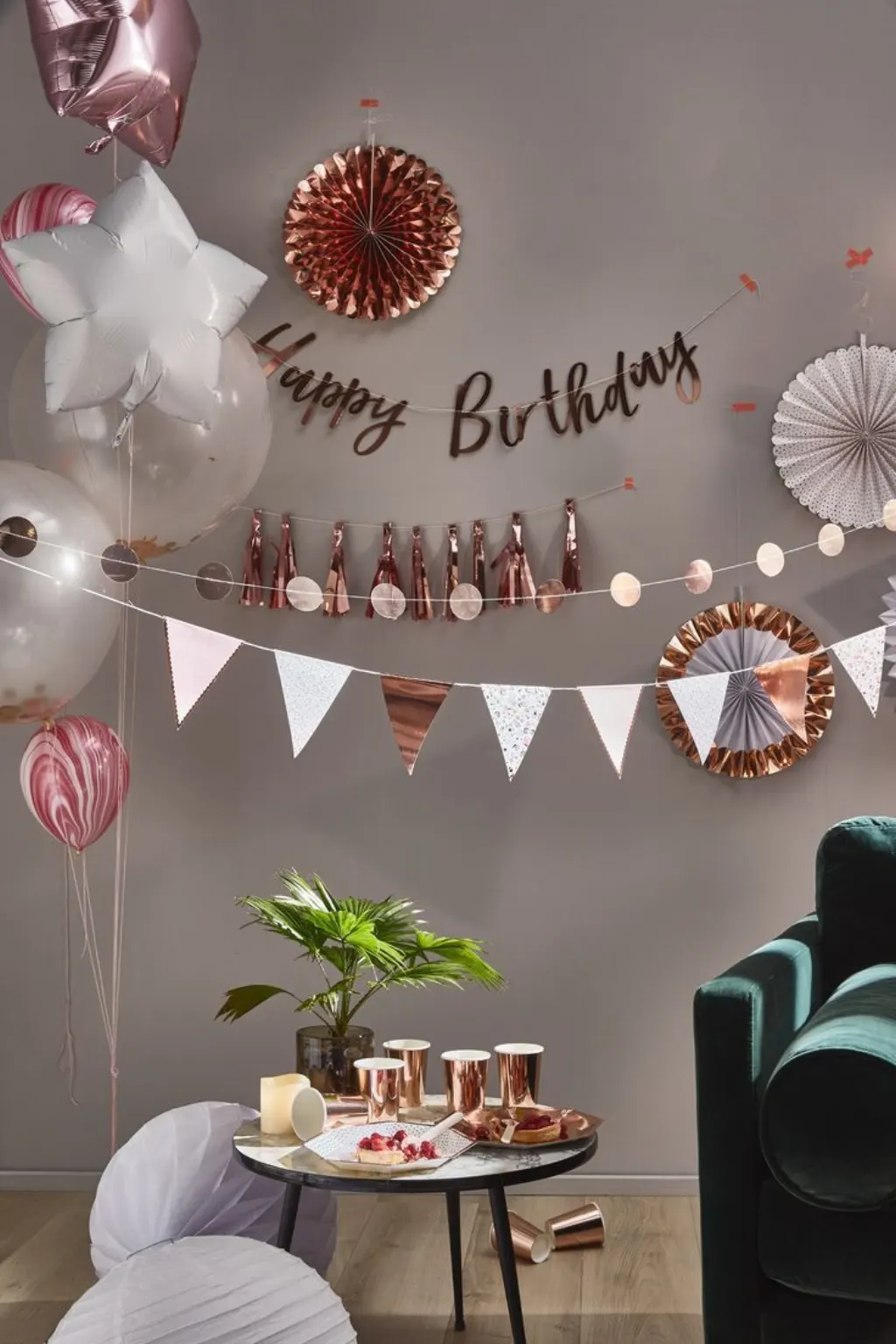 Sur Pinterest So many fun party details going on here! Balloons, garlands, honey