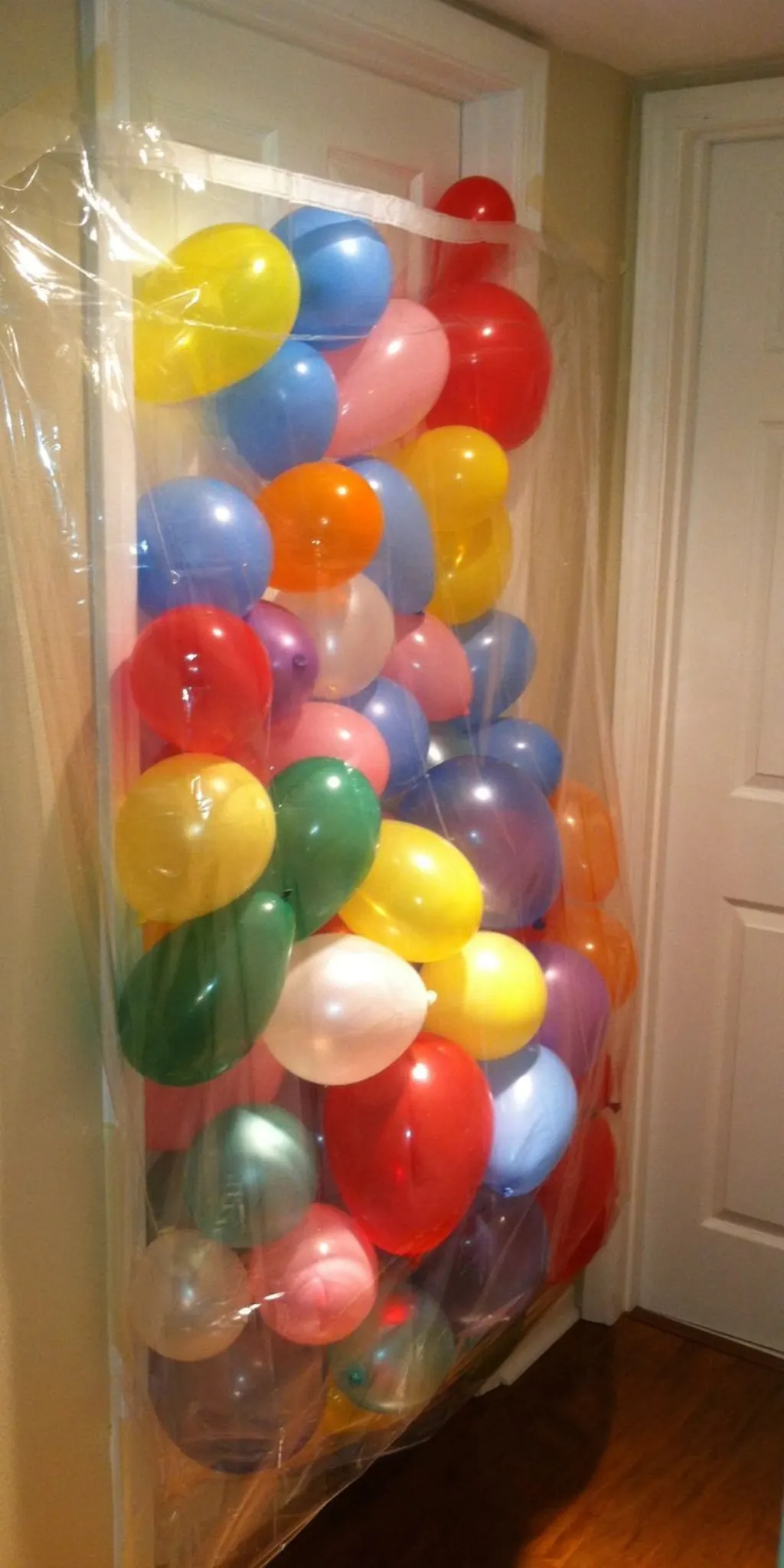 Sur Pinterest Birthday balloon avalanche :) What you'll need: -bedroom door that