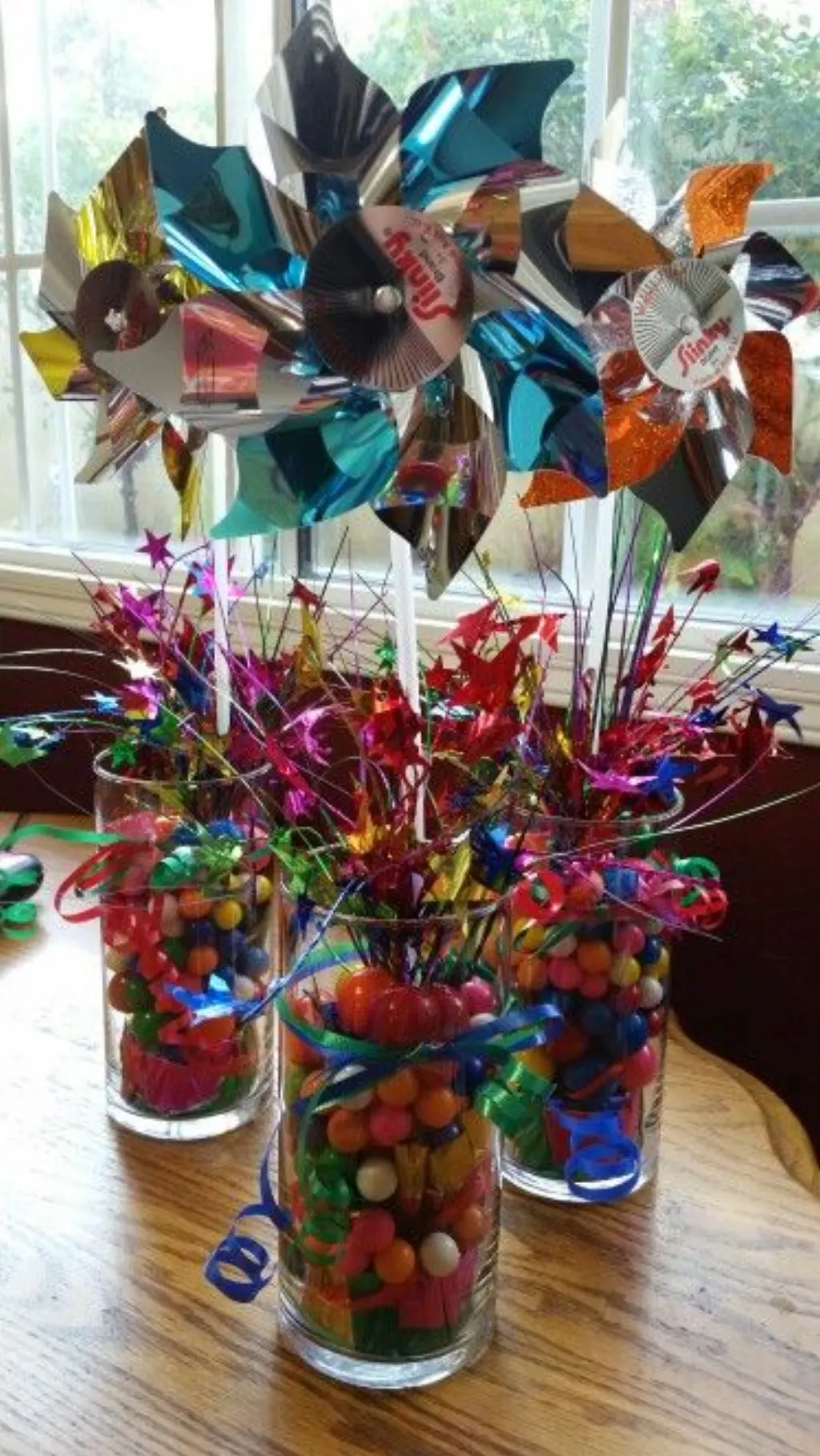 Sur Pinterest Pinwheel centerpiece Using Ballon weights, vase and gumballs. Cheap