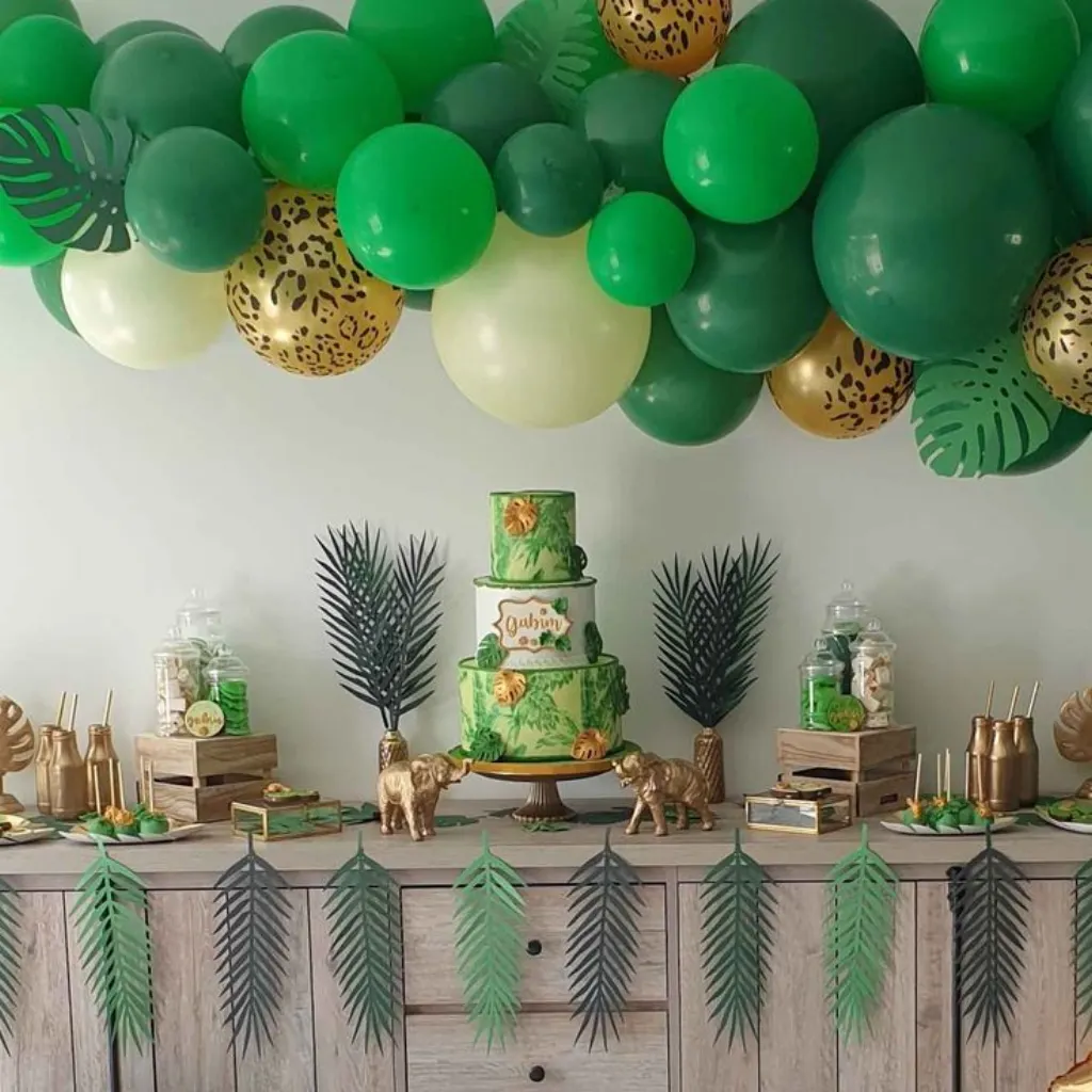 Sur Pinterest Buffet de sweet table premier anniversaire de Gabin avec une arche de