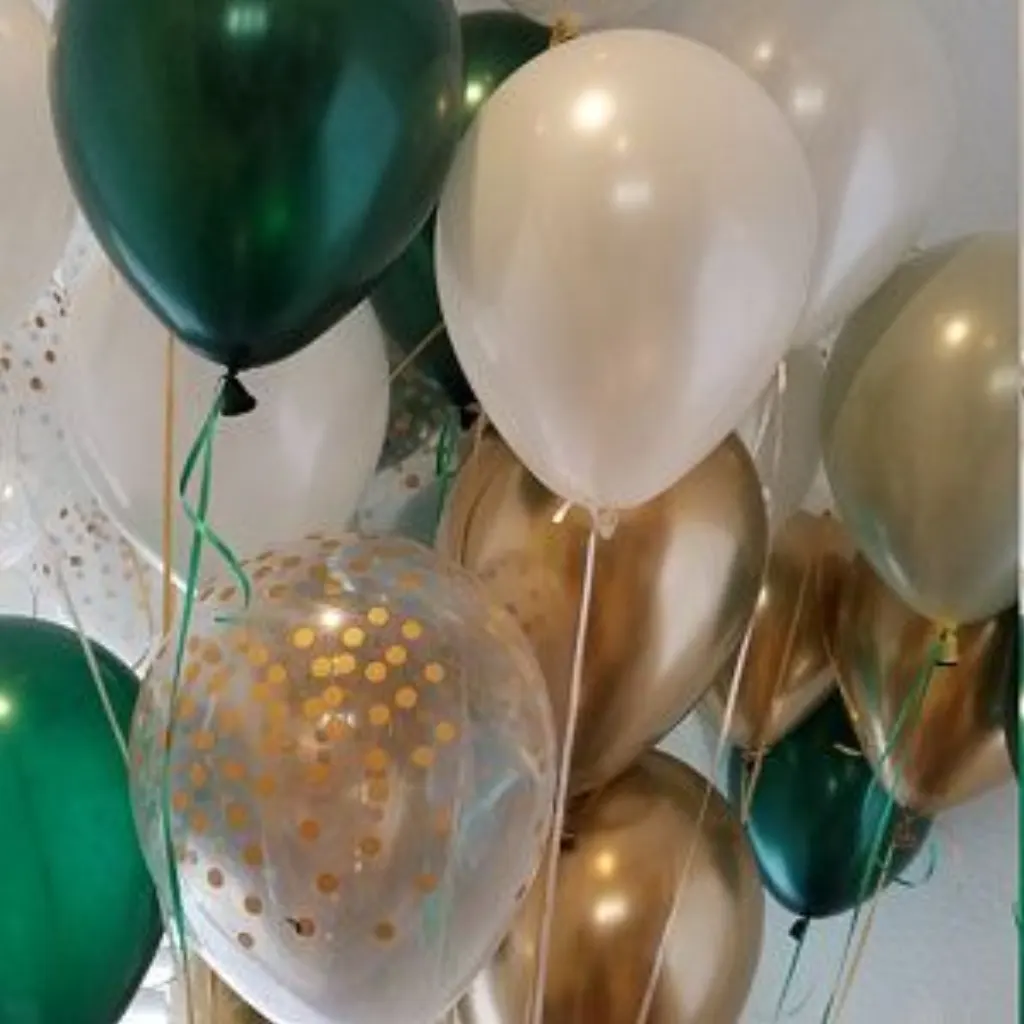 Sur Pinterest Green and White Balloons | Light Green Wedding Decor | Green and Gold