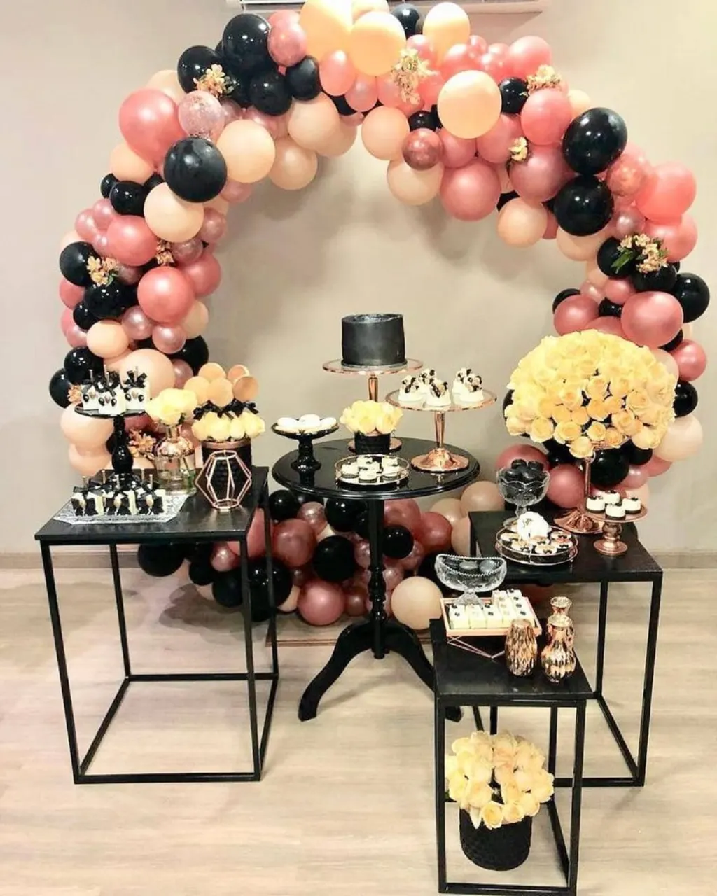 Sur Pinterest A imagem pode conter: 1 pessoa, mesa