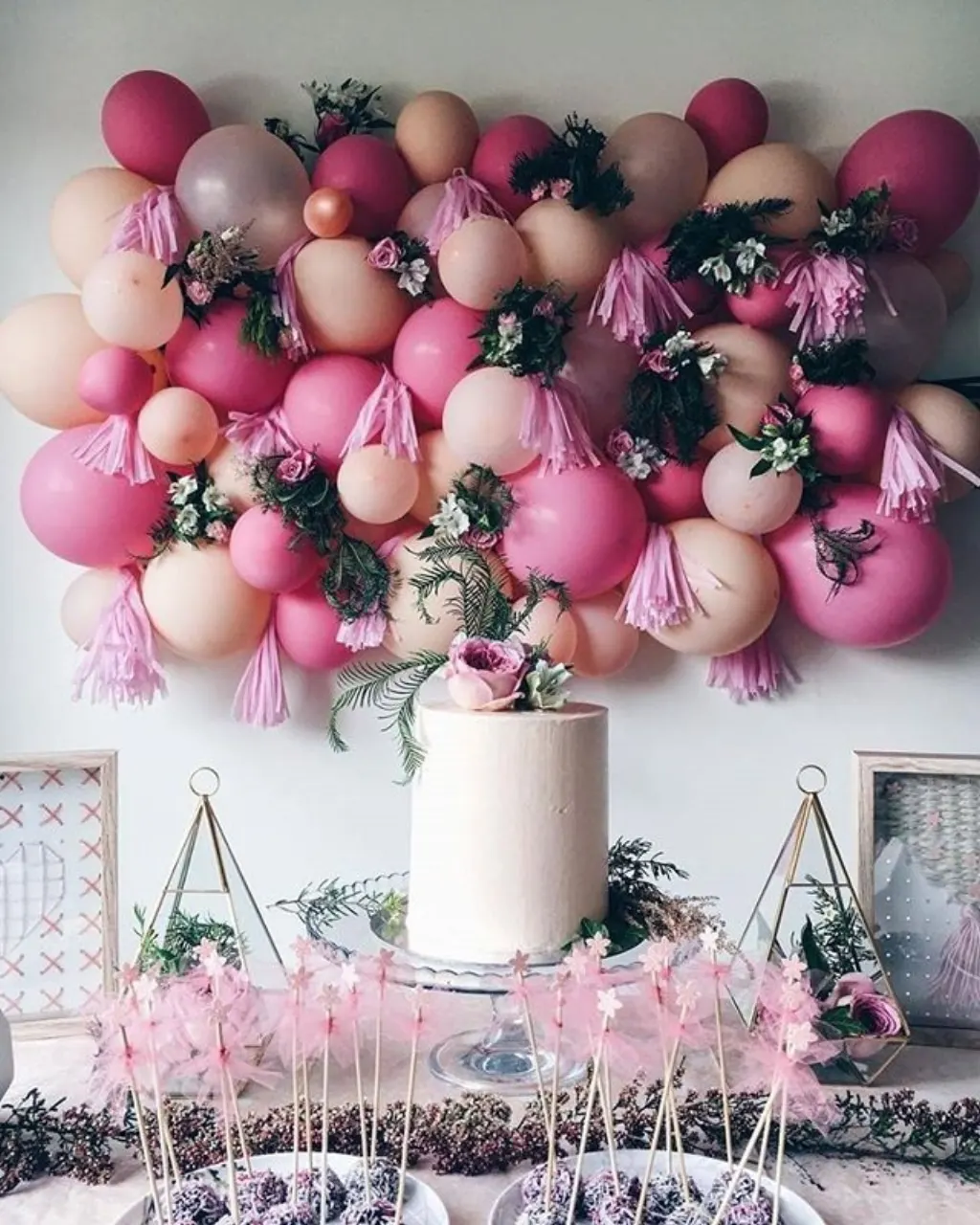 Sur Pinterest Balloons, flowers, and yummy treats make us happy gals | design zaynah