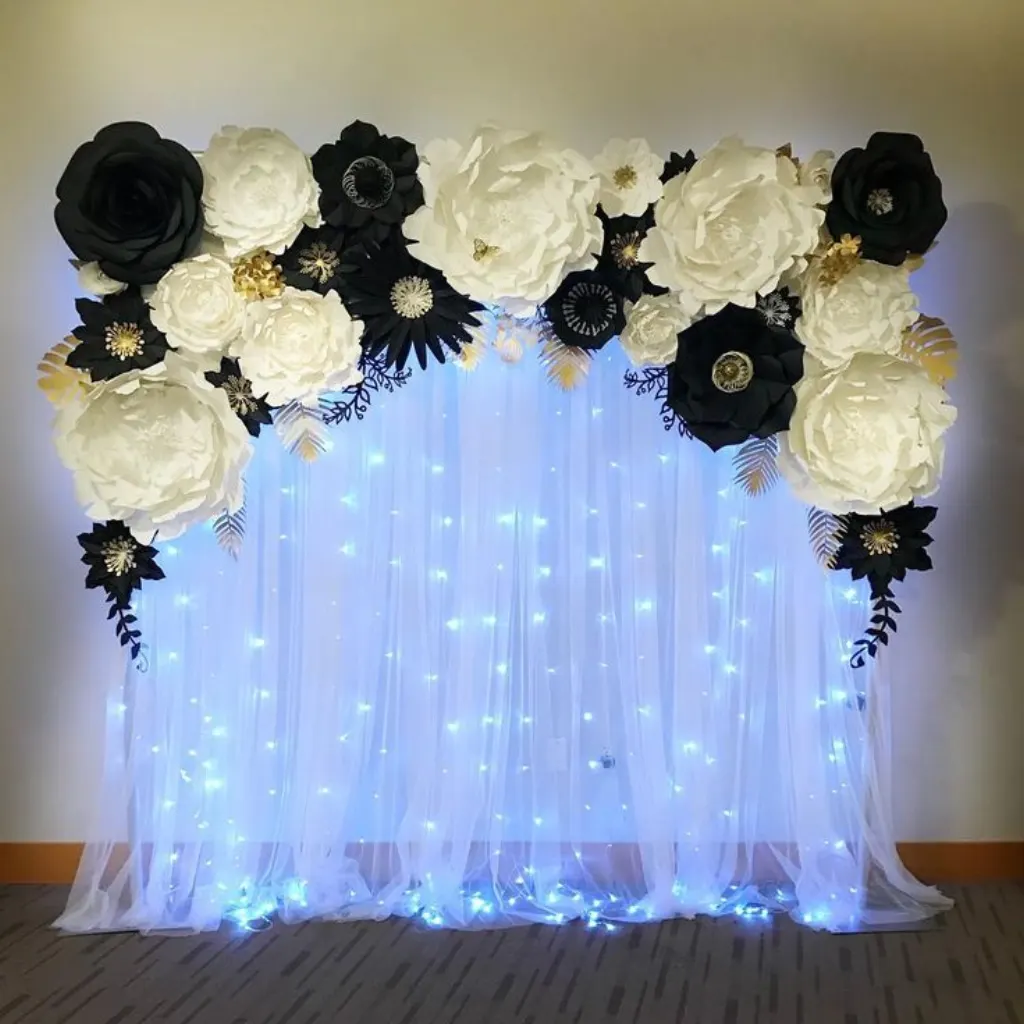 Sur Pinterest White and black party backdrop with a little bit of gold #backdrop