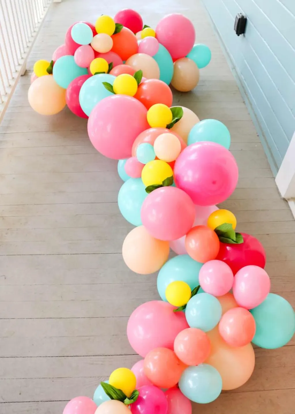 Sur Pinterest Make A Balloon Garland For Your Front Door