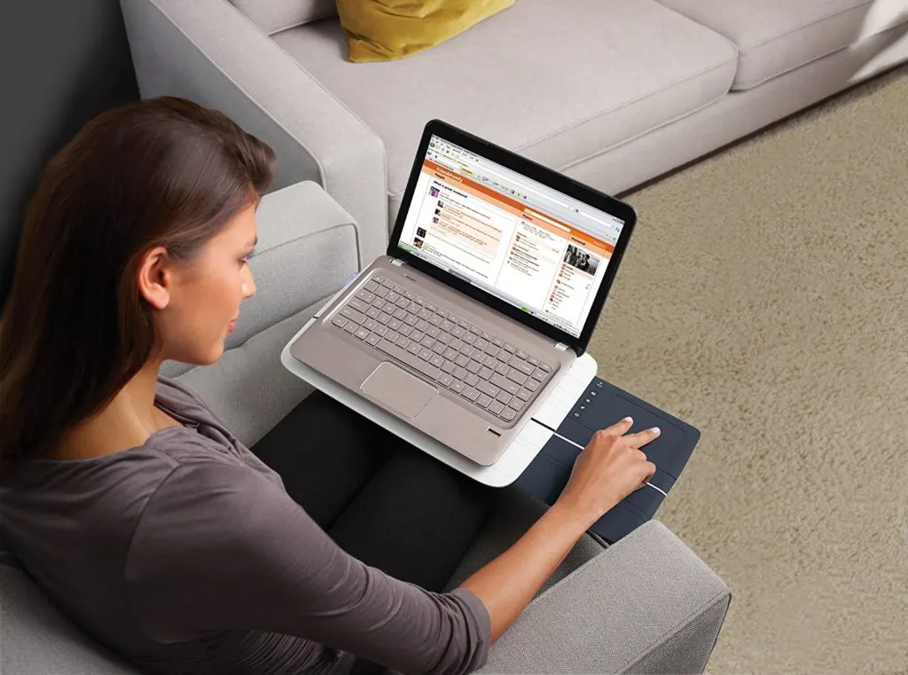 Exemple de comptoir logitech "class =" wp-image-1454 "srcset =" https://vkehe45v84w20n29n1m63wok-wpengine.netdna-ssl.com/wp-content/uploads/2016/11/logitech-lap-desk-example-1024x761 .jpg 1024w, https://vkehe45v84w20n29n1m63wok-wpengine.netdna-ssl.com/wp-content/uploads/2016/11/logitech-lap-desk-example-300x223.jpg 300w, https: //vkehe45v84w84n29n1m63 -ssl.com/wp-content/uploads/2016/11/logitech-lap-desk-example-768x571.jpg 768w, https://vkehe45v84w20n29n1m63wok-wpengine.netdna-ssl.com/wp-content/uploads/2016/ 11 / logitech-lap-desk-example-400x297.jpg 400w, https://vkehe45v84w20n29n1m63wok-wpengine.netdna-ssl.com/wp-content/uploads/2016/11/logitech-lap-desk-example.jpg 1500w " tailles = "(max-width: 1024px) 100vw, 1024px