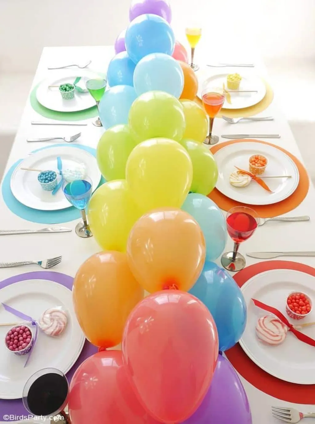Sur Pinterest Rainbow Tablescape & DIY Balloon Garland