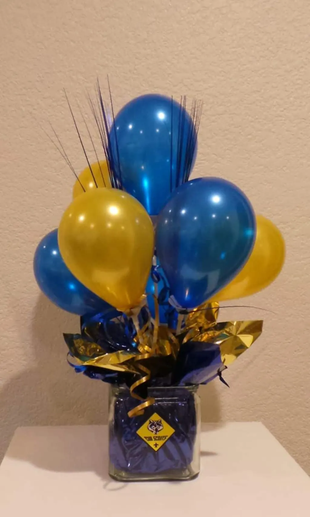 Sur Pinterest Blue and Gold Balloon Centerpiece using 5″ balloons.