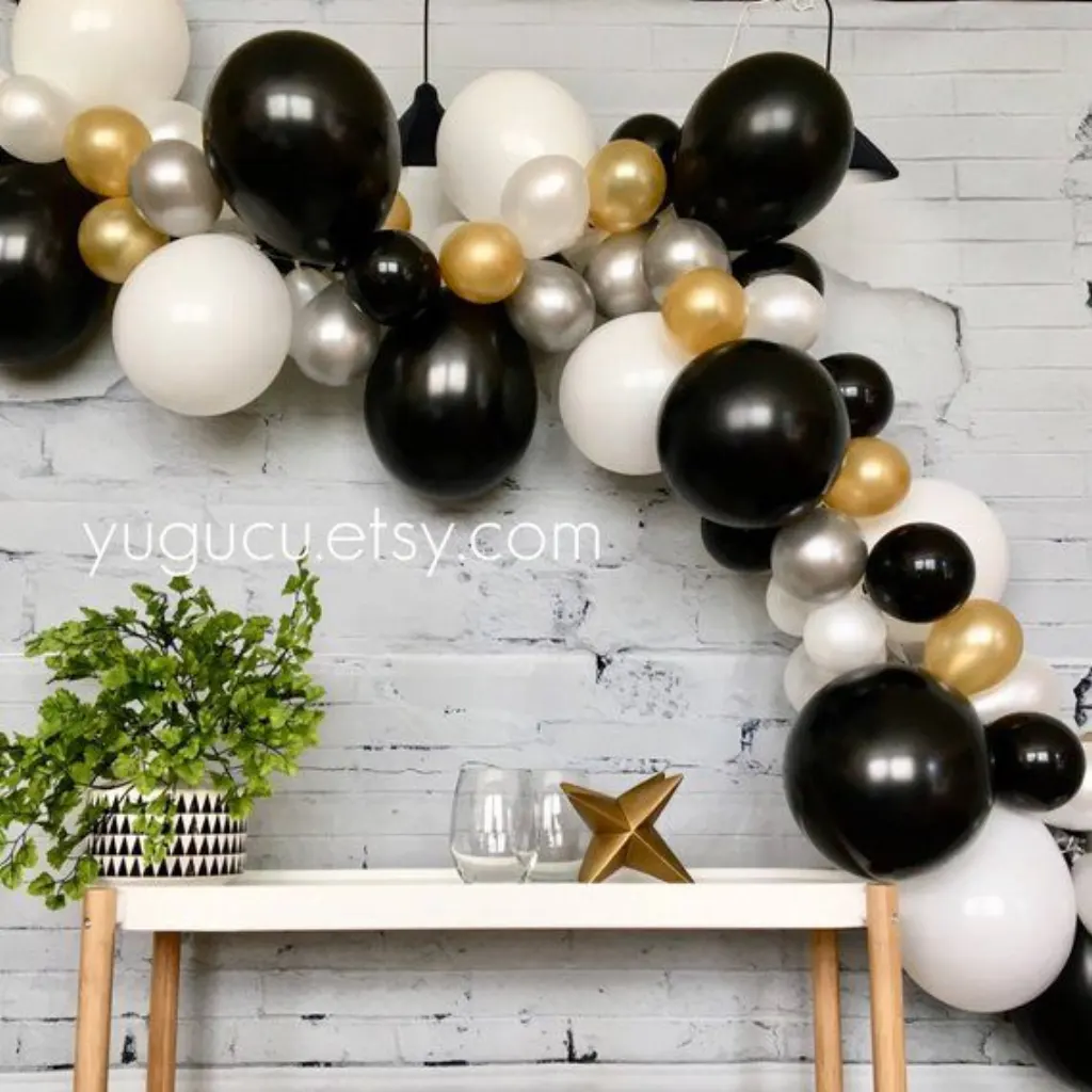 Sur Pinterest Balloon Garland Kit | DIY Balloon Garland || Black, Gold, Silver and