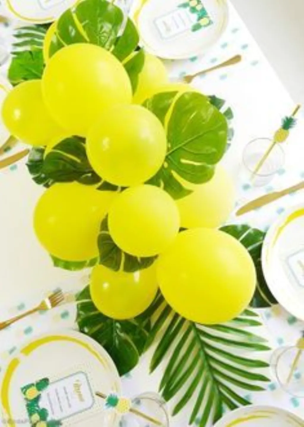 Sur Pinterest DIY Balloon & Fronds Tropical Party Centerpiece