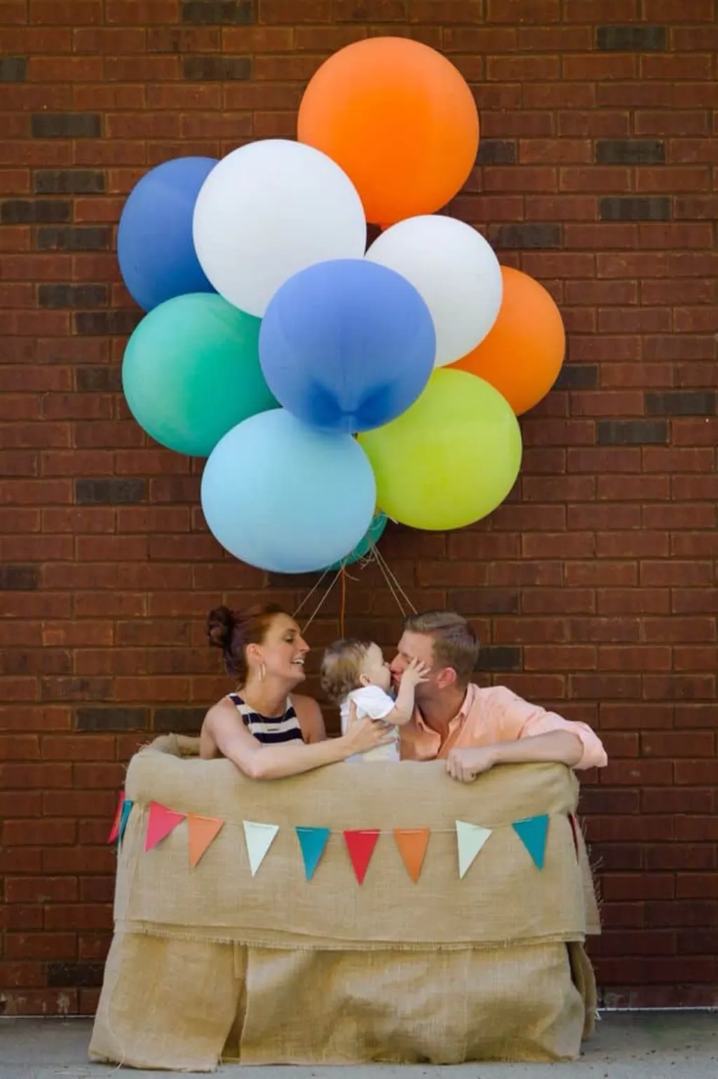 Sur Pinterest Hot air balloon photo booth at Jack's first birthday. Made it from