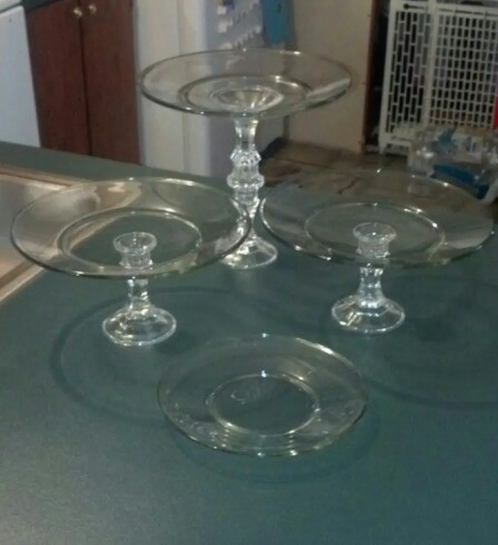 Sur Pinterest Cake stands i made all by myself!! All for a dollar!!