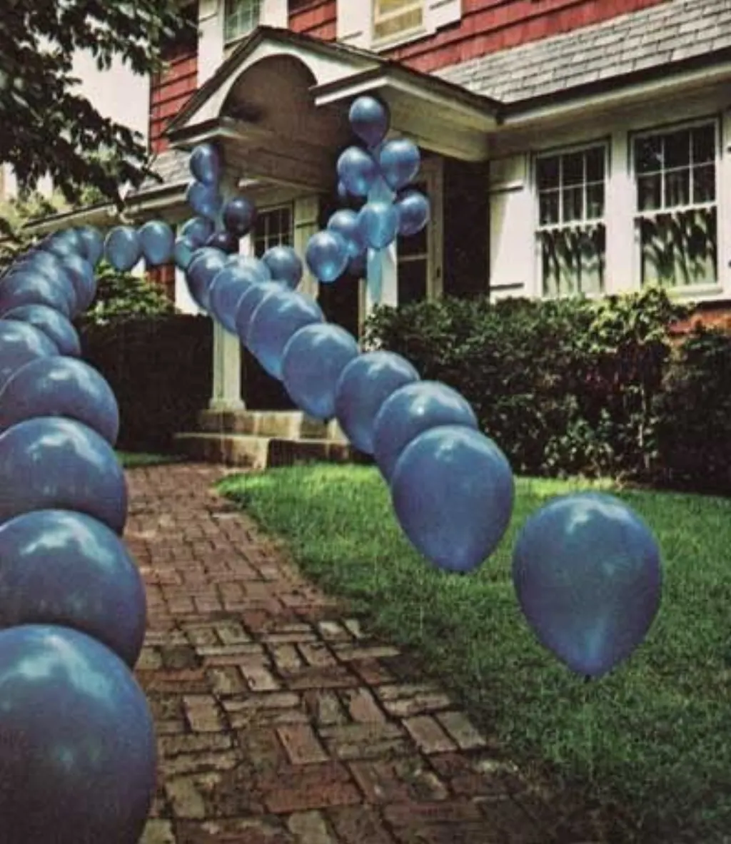 Sur Pinterest Party entrance Idea- use golf tees to keep in ground